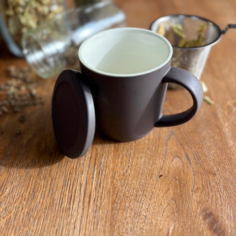 Tasse mit Sieb und Deckel