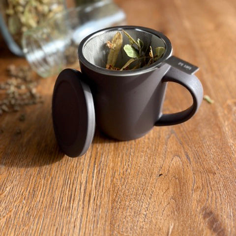 Tasse mit Sieb und Deckel