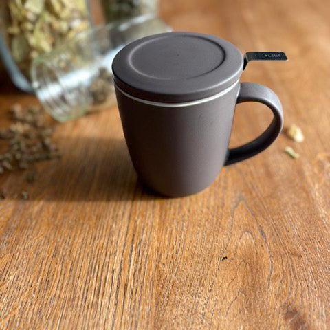 Tasse mit Sieb und Deckel