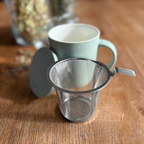 Tasse mit Sieb und Deckel