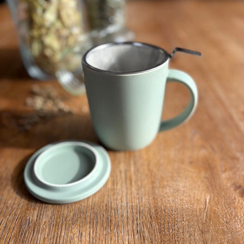 Tasse mit Sieb und Deckel