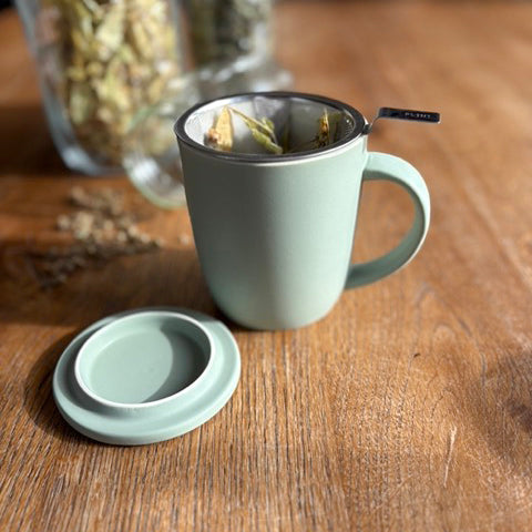 Tasse mit Sieb und Deckel