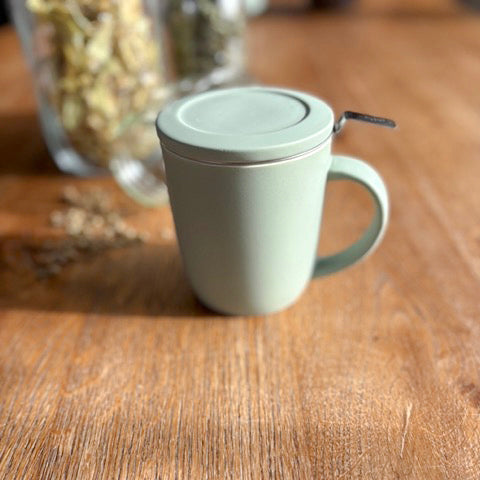 Tasse mit Sieb und Deckel