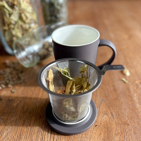 Tasse mit Sieb und Deckel