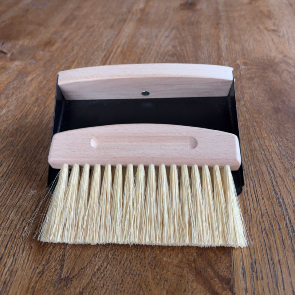 Kleiner Tischbesen und -schaufel (magnetisch)