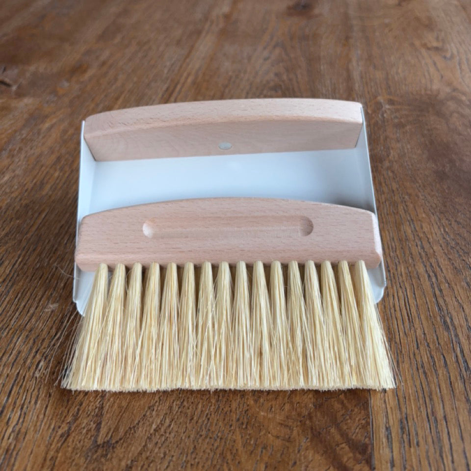 Kleiner Tischbesen und -schaufel (magnetisch)