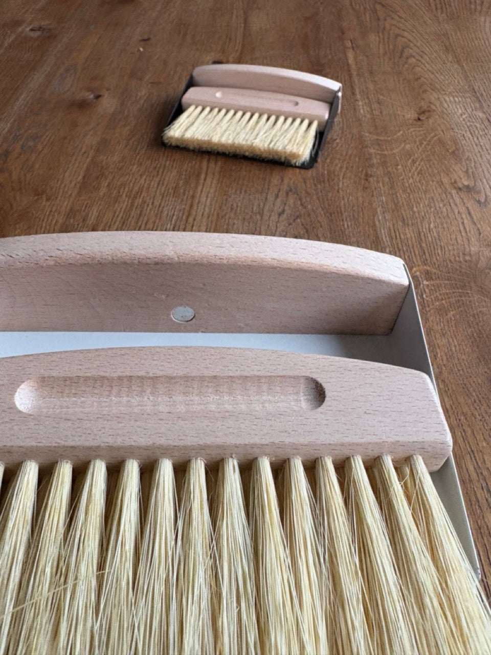 Kleiner Tischbesen und -schaufel (magnetisch)